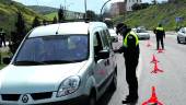 CONTROL. Agentes de la Policía Local participan en una campaña especial de Tráfico, en una de las entradas de la capital, en una imagen de archivo. 