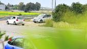 Coche blanco utilizado estos días por la Policía Local para instalar el radar móvil controla la velocidad en un tramo de la antigua Nacional 323.