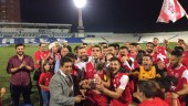 TÍTULO. Los jugadores del Torreperogil celebran el título en el Estadio de Linarejos después de ganar al Villargordo.