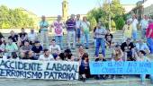 MANIFESTACIÓN. Colectivos se concentran frente al antiguo edificio del Ayuntamiento de Linares.