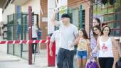 FELIZ. Andrés Bódalo, rodeado de su familia, levanta el puño para saludar a los miembros del SAT nada más salir de la cárcel de Jaén. (Emilio Arroyo) 