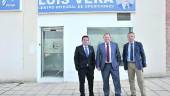 Pedro del Pozo, Luis Vera y Juan Pedro Moreno, ante la entrada de la academia.