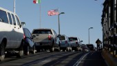 EL PASO. Coches en línea para cruzar la frontera a Estados Unidos.
