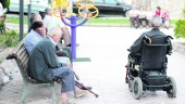 `PENSIONISTAS. Un grupo de jubilados pasa el rato en un parque de Jaén adaptado para ellos y sus necesidades físicas y se dan compañía mientras observan al resto de paseantes
