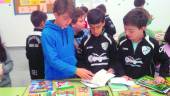 almadén. Un grupo de niños ojea algunos libros expuestos en el mercadillo.