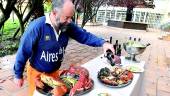 GASTRONOMÍA. Alfonso Díaz, coordinador de las jornadas presenta algunos de los platos a degustar.