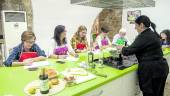 GASTRONOMÍA. Manuela Monsalve junto a las alumnas del curso de recetas de “Todos los Santos”.