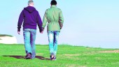 PASEO. Dos hombres caminan por un prado dados de la mano, como una muestra de amor pública no siempre aceptada.