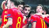 celebración. Los jugadores españoles de la Sub 21 se abrazan tras marcar Saúl uno de sus goles. 