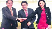 CONVENIO. Antonio Pascual Acosta, Francisco Reyes e Isabel Uceda, en la Diputación Provincial.