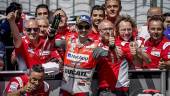 ÉXITO. Jorge Lorenzo celebra la victoria con su equipo.