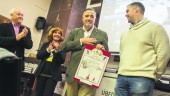 RECONOCIMIENTO. Jesús Maeso de la Torre recibe el I Premio “Ivanhoe” del certamen de Novela Histórica. 
