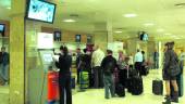 TRANQUILIDAD. Los clientes esperan con sus maletas en la sala de embarque del Aeropuerto Federico García Lorca Granada-Jaén.