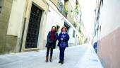 URBANISMO. María del Carmen García y Antonia Olivares, en la visita realizada a la calle Zaus. 