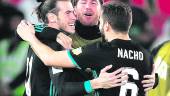 victoria. Gareth Bale se abraza con Sergio Ramos y Nacho para celebrar el gol.