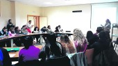EXPERIENCIA. Ana Cañizares imparte la charla en presencia de los alumnos de la SAFA de Úbeda.