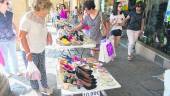 COMERCIO. Clientes observan algunas de las prendas de los comercios que participan en el “Día del Stock”.