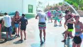 DIVERSIÓN. Decenas de personas participan en la “Fiesta del Agua”, en la pedanía ubetense de Santa Eulalia.