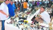 COMERCIO. Asistentes al rastro de antigüedades de la plaza de “Las Canteras” observando algunos objetos. 