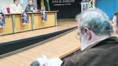 CITA. A la izquierda, Juan Manuel Molina Damiani y Joaquín Román. A la derecha, el público jiennense asiste a la Biblioteca de Jaén por motivo del Día Internacional del Libro.