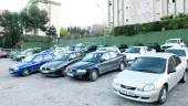 Coches aparcados en la zona posterior de la Universidad Popular Municipal.