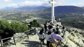 RECUERDO. Turistas en lo alto del cerro de Santa Catalina, camino de la Cruz del Castillo.