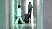 COMPLEJO. Personal del Hospital Ciudad de Jaén trabaja en la limpieza de los pasillos, un lugar muy concurrido por los enfermos de lupus.