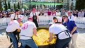 SOLIDARIDAD. Hermanos de la Soledad y Humildad comienzan a repartir la paella. 