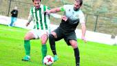 JUGADA. Niza, en un choque contra un jugador del Antequera en el partido de la primera vuelta de Liga.