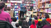 LECTURA. Más de 30 niños participaron en el “cuenta cuentos” de “Entrelibros”.