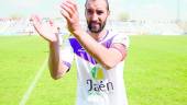 Despedida. Santi Villa aplaude a la afición del Real Jaén (imagen de archivo).