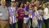 Javi Moyano celebra con su familia el ascenso a Primera División tras eliminar al Numancia.