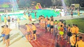 NOCHE. Los menores participan en una jornada acuática en las instalaciones locales.