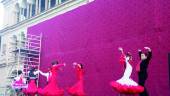 BAILE. Un grupo de niños muestra su dotes de baile por sevillanas en “El Mercao”.