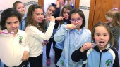 MENORES. Un grupo de escolares aprenden cómo lavarse los dientes. 