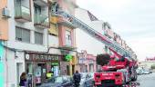 SUCESO. Agentes del cuerpo de bomberos en la intervención realizada en Blas Infante.