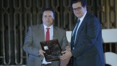 Jesús de la Torre, gerente de Tao Spain Interactive, recibe el premio Jiennenses del Año 2015 de manos de Luis Jesús García-Lomas, gerente de la Fundación Caja Rural.
