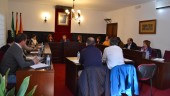 CUMBRE. Alcaldes y representantes municipales de 16 municipios, reunidos en el Ayuntamiento peroxileño. 