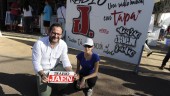 RADIO ONLINE. El periodista Ángel González y la grafitera Mónica Gómez, ante el logo de Radio J. pintado en San Lucas.