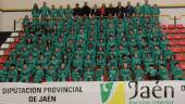 FOTO DE FAMILIA. Los jugadores y el cuadro técnico del CAB Linares posan en las gradas del Pabellón Julián Jiménez con las autoridades.