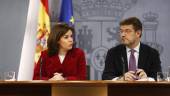 MINISTROS. Soraya Sáenz de Santa María y Rafael Catalá, tras el consejo. 