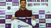 ACTO. Javi Pérez posa con la camiseta del Real Jaén.