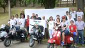 El colectivo posa con una pancarta y las vespas en el Complejo Hospitalario de Jaén.