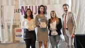 Lucía Serrano, Alejandra Alejo y Lorena González recogieron el premio entregado por Alberto Gámiz Moreno, director de la Escuela de Peluquería y Estética Nekkar. 