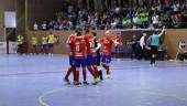 ALEGRÍA. Los jugadores felicitan a Emilio Buendia tras marcar un gol.