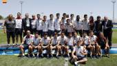 FOTO DE FAMILIA. Nacho Díaz, el cuarto sentado por la derecha, posa con la medalla de oro con sus compañeros de la selección española.