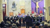 POLIFONÍA. Los miembros del taller de canto clásico y coral de la UPM siguen las direcciones de Miguel Ángel Ruiz en la iglesia de Santa María de la Magdalena.