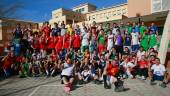 GESTO. Antiguos alumnos y jugadores de baloncesto del colegio Maristas señalan al cielo en señal de homenaje a Carlos Rubio y Juan Agudo, quienes fueron homenajeados en el torneo. 