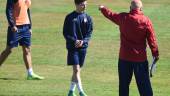 ENTRENAMIENTO. El entrenador del Real Jaén, Andrés García Tébar, da indicaciones a los jugadores.