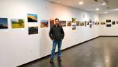 OBRAS. Jesús Mendoza posa frente a su exposición fotográfica.